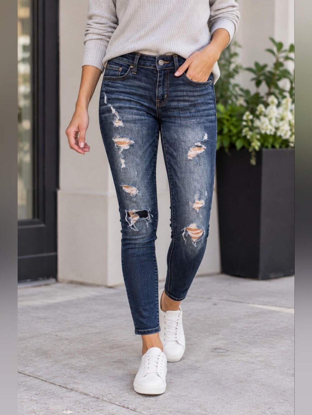 American Eagle Distressed Skinny Jegging Dark Wash Jeans Size 4
